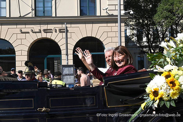 Oberbürgermeister Dieter Reiter mit seiner Frau Petra  führten den Trachten- und Schützenzug in ihrer Kutsche an (©Foto: Ingrid Grossmann) 